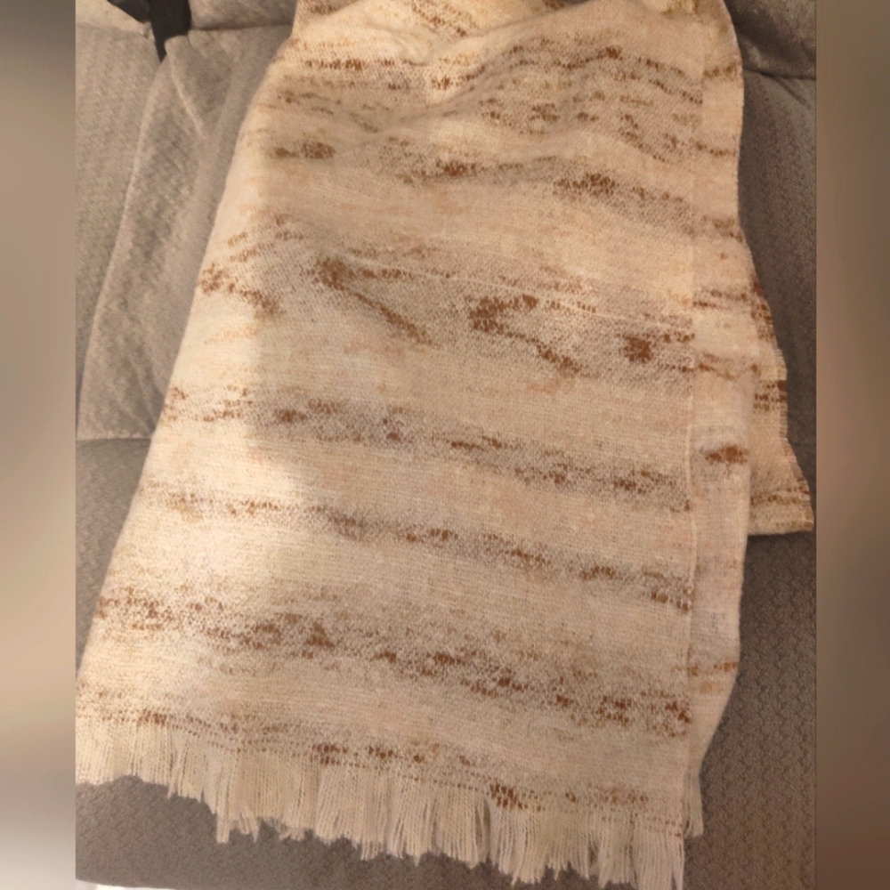 NWOT Pretty Persuasions Scarf